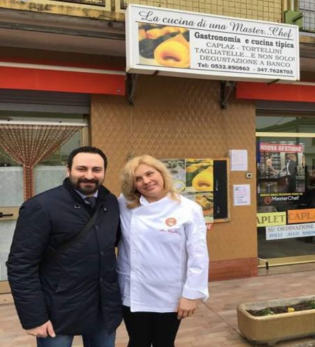 Claudia Trevisani davanti al negozio laboratorio di Pasta Fresca 