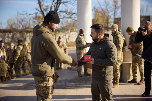 Kherson - alzabandiera -  presente Zelensky