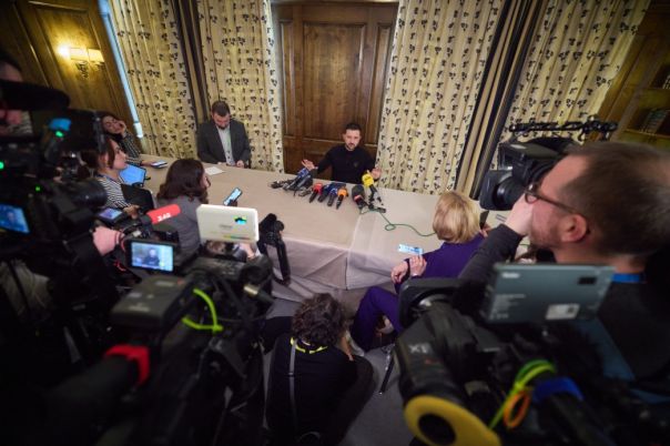 Zelensky in videoconferenza. #pacegiusta