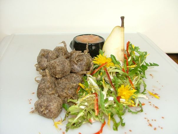 Noisette croccanti di toma con vellutata di pere e insalatina di pissenlits. 