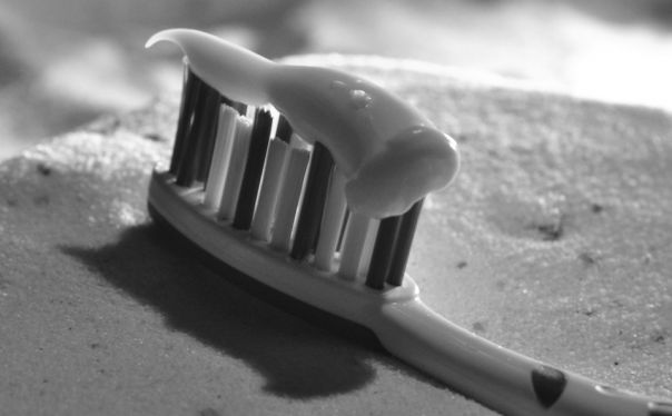 Il dentrificio extra-forte con cappuccio in oro