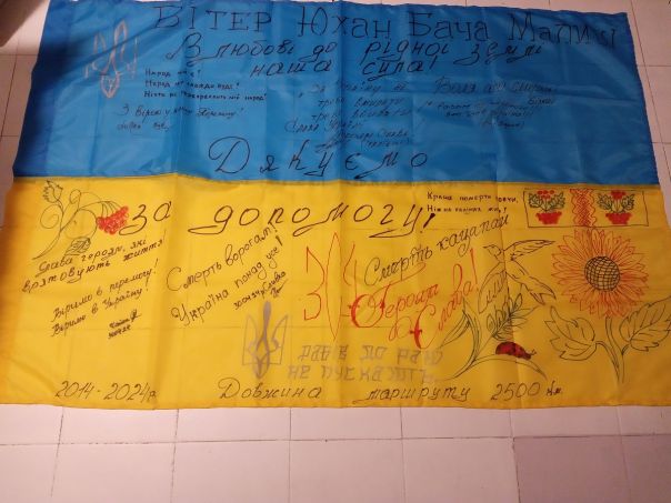 Asta benefica: bandiere Ukr autografate dai soldati della zona di Avdiïvka- Donec'k.