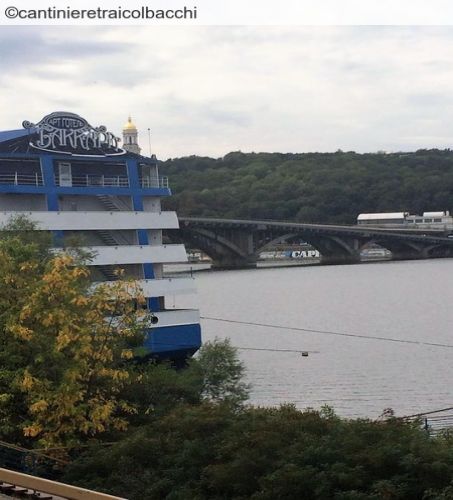Kiev: Bakkar Art Hotel - Cantiniere tra i colbacchi  -