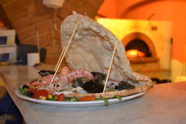 Pizza forever. In estate pizza al pesce . 