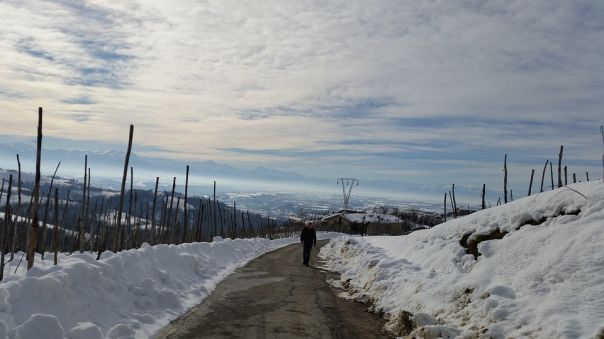 Terra di Langa - la mano traccia nell'aria un segno di croce 