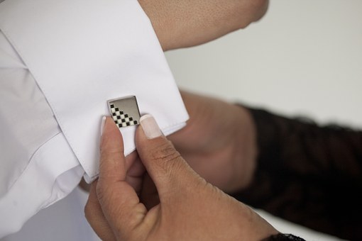 Come deve vestirsi un uomo per essere affascinante?
