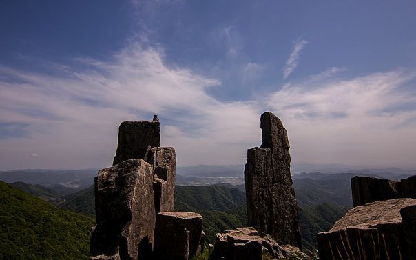 Elva terra di confine e la roccia sospesa nel vuoto 