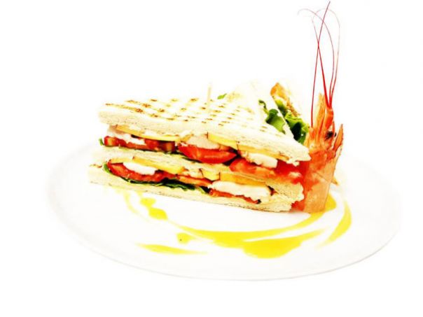 Sandwich perfetto. Gamberi pesche e crema di formaggio alla paprika